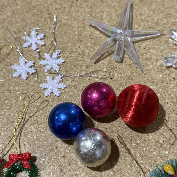 Mixed Lot Mini Christmas Ornaments Wood & Plastic Vintage Style 40+ Pieces - Picture 4 of 9